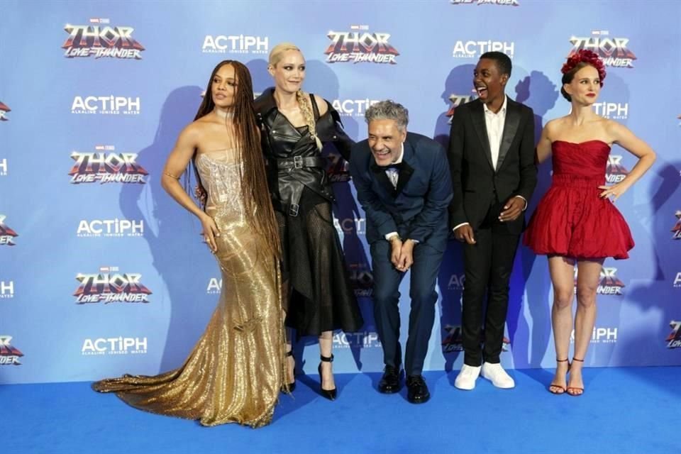 Gran parte del equipo de 'Thor: Amor y Trueno', reunido en la alfombra.