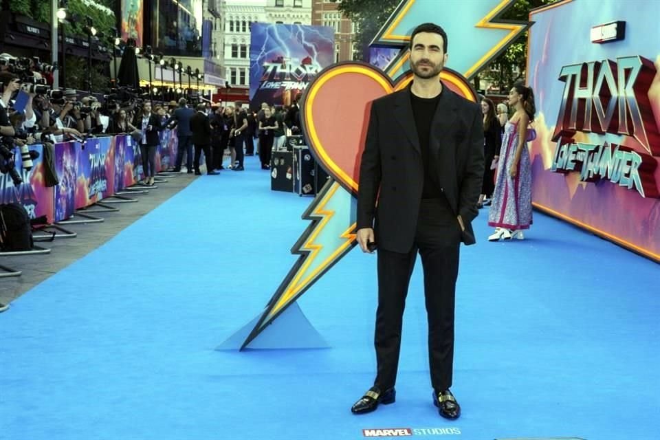 Brett Goldstein, de la serie 'Ted Lasso', también desfiló por la alfombra.