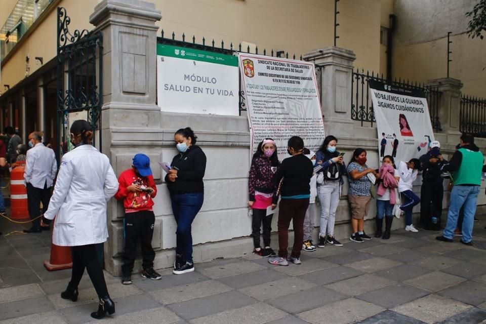 La inmunización a niños se aplica en 54 puntos de vacunación de lunes a viernes de 8:00 a 15:00 horas.