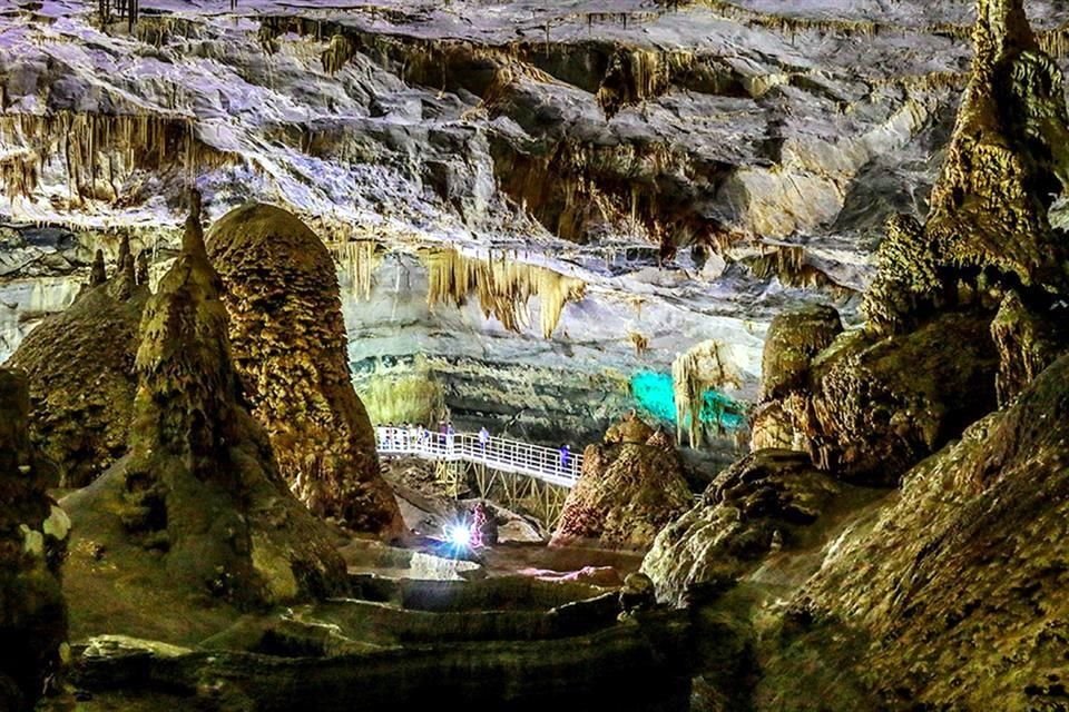 Las Grutas de Bustamante se localizan se localizan en la Sierra de Gomas a 107 km al noroeste de Monterrey.