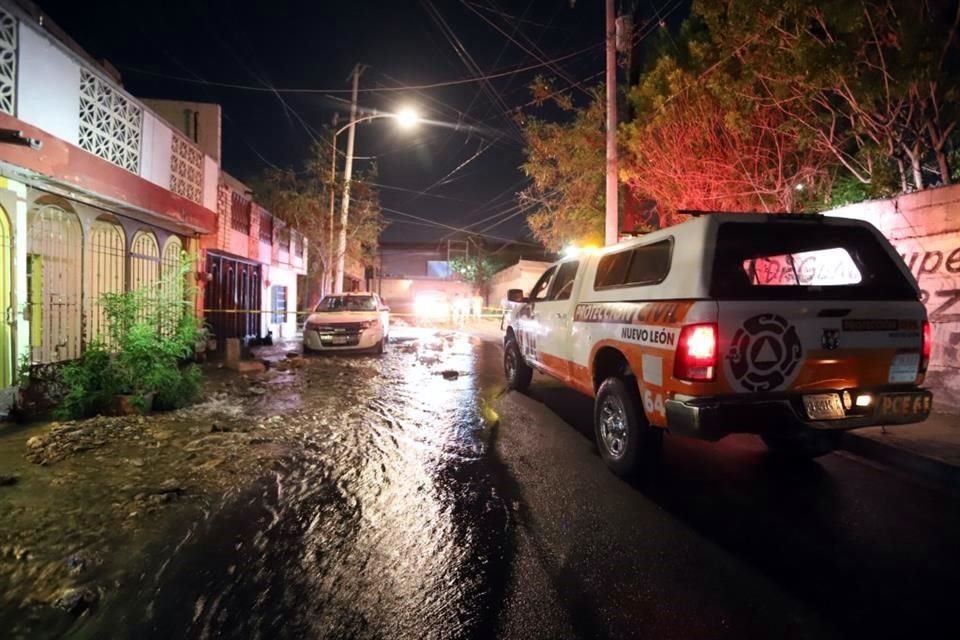 La fuga de agua ubicada en el cruce de Capil e Higueras provocó inundaciones en al menos tres viviendas.