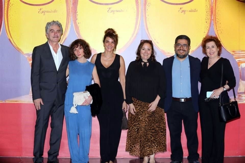 Sergio Yazbek, Tamara Yazbek, Mariana Yazbek, Vero González Casas, Édgar Hernández y Emma Molina