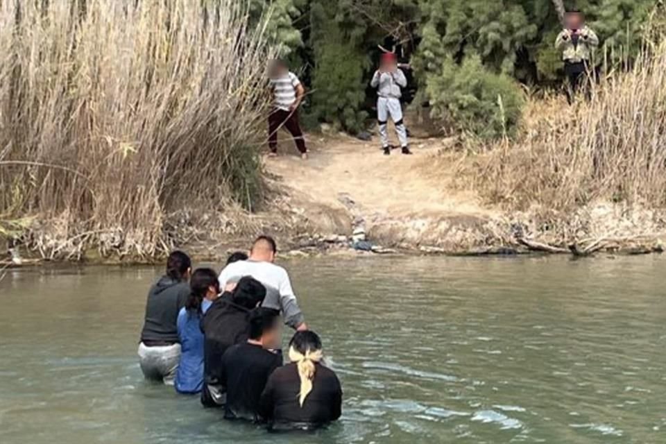 El negocio ilegal del contrabando de migrantes a EU ha crecido rápidamente debido a vínculos entre traficantes y crimen organizado en México.
