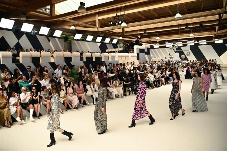 Chanel derrochó estilo francés en su desfile de Alta Costura en París con la presencia de famosas como Marion Cotillard y Keira Knightley.