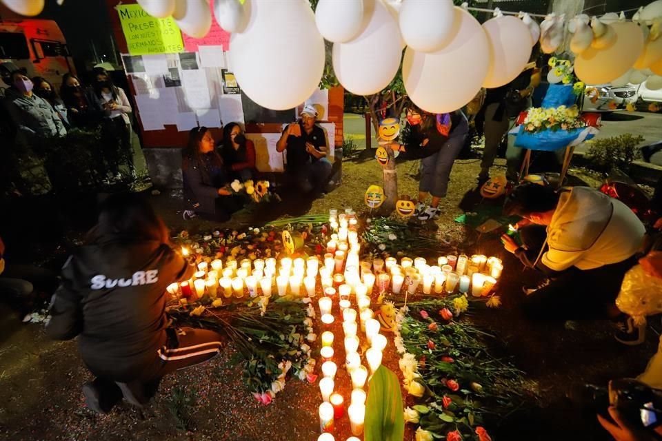 Durante la noche, los participantes realizaron rosarios y oraron por los fallecidos.