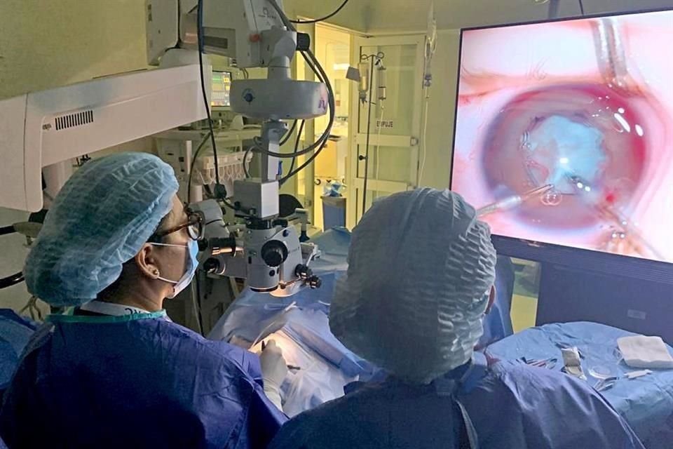 María Ana Martínez Castellanos explica en entrevista que la ROP se caracteriza por el crecimiento anormal de los vasos sanguíneos dentro de la retina.