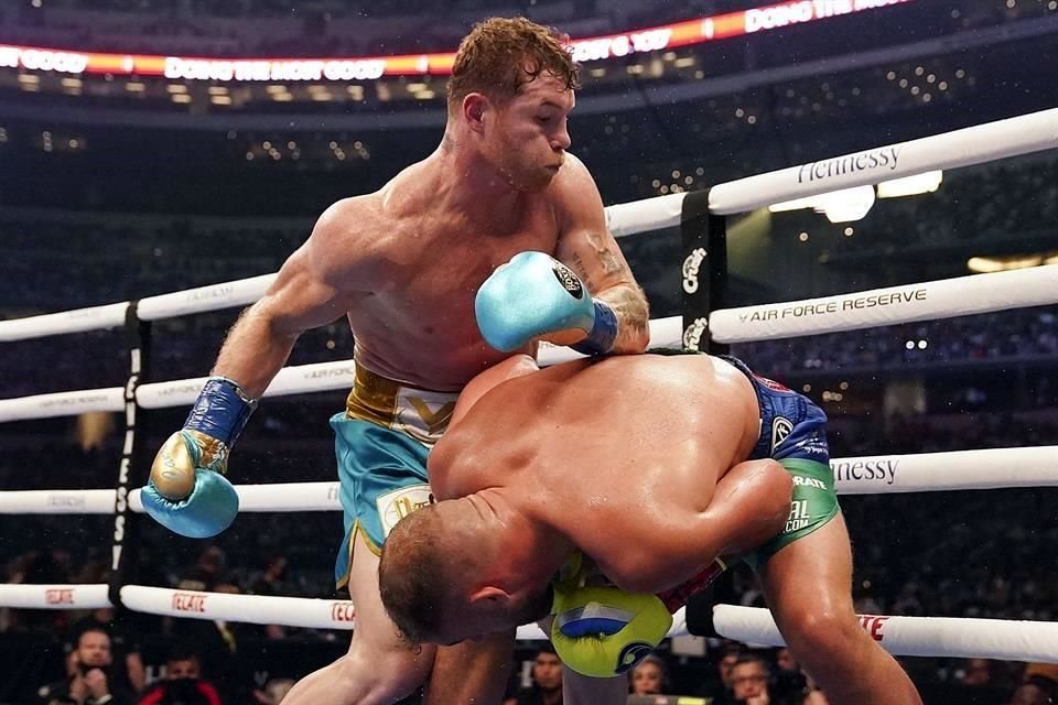 El 'Canelo' se hizo del cetro Supermediano del OMB que presumía Saunders.