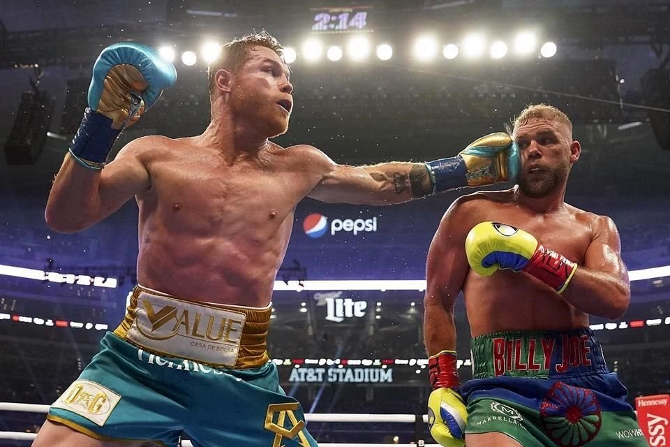 El mexicano le quebró el pómulo a Saunders, quien ya no pudo seguir en la pelea para el noveno round.