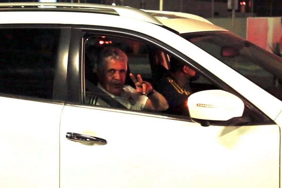 Ricardo Ferretti se despidió sin dar declaraciones a su llegada a Monterrey.