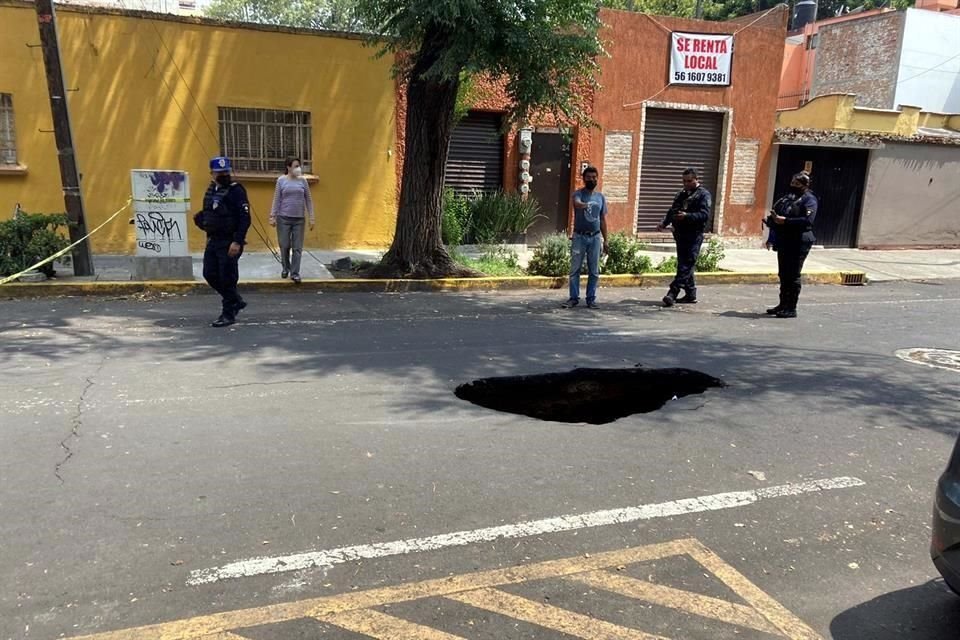 El socavón que se formó en la Colonia Del Carmen tiene una profundidad aproximada de 2 metros 50 centímetros.