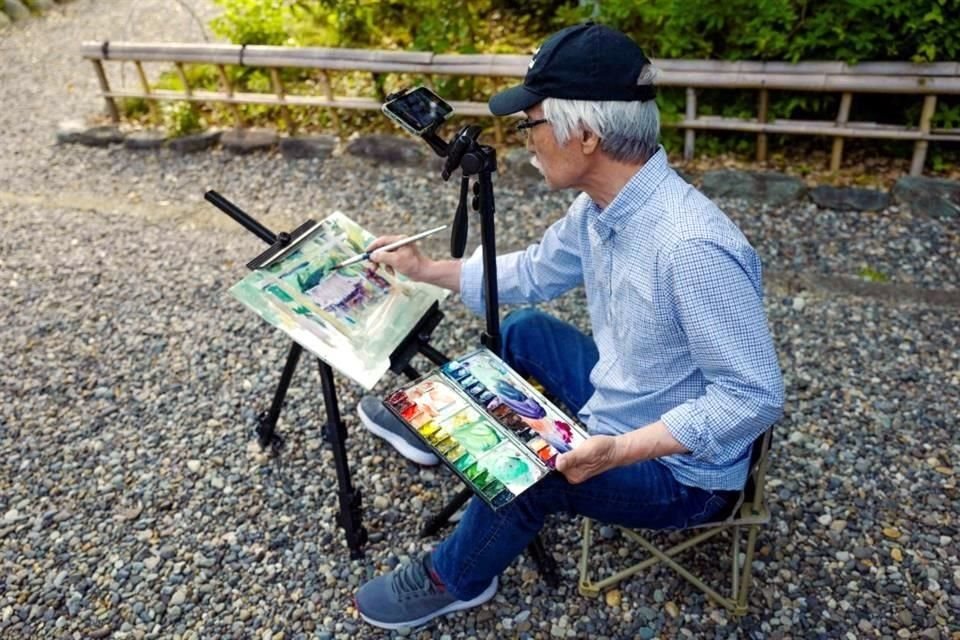 Shibasaki toma él mismo todos los videos en su casa, en el campo, con un smartphone, una cámara reflex y un dispositivo de iluminación.