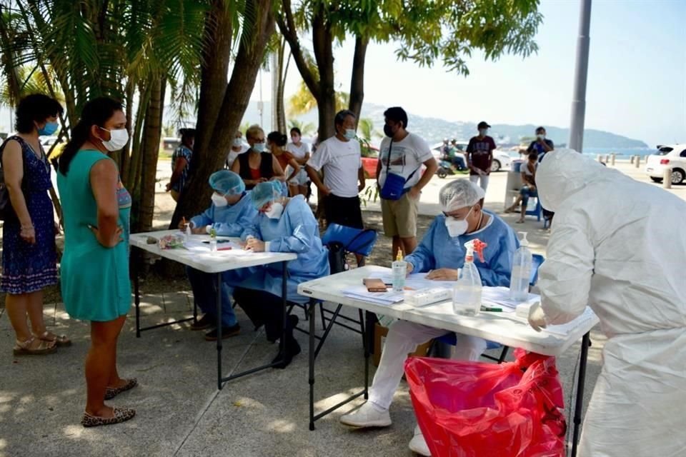 Ciudadanos en Acapulco acuden a realizarse pruebas gratuitas para detectar el virus en el  parque Papagayo.