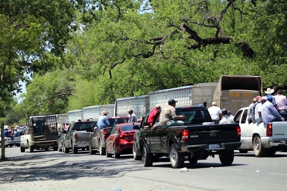 El bloqueo en los dos sentidos de la carretera Victoria-Monterrey, a la altura de la localidad conocida como 'El Tomaseño', permanece desde anoche.