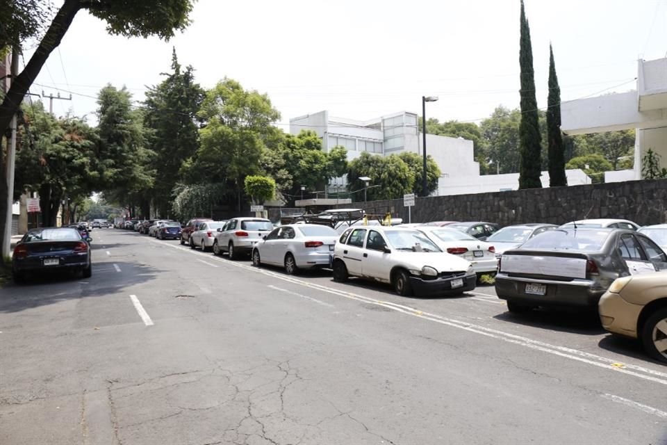 En Benito Juárez hay vehículos que toman hasta dos carriles de una avenida, lo que complica el tránsito y a los vecinos.