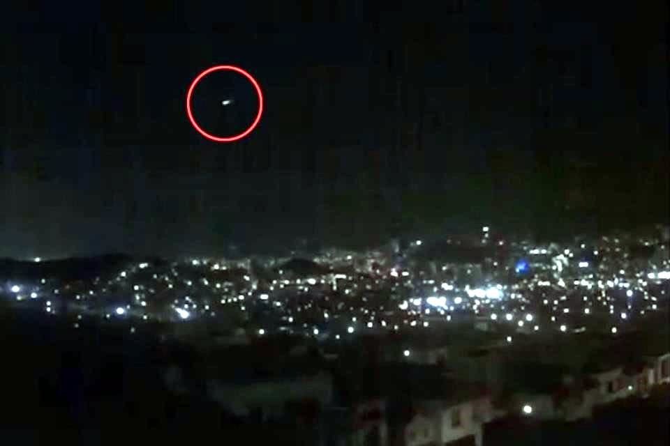 El avistamiento fue hecho a las 22:13 y ciudadanos de San Nicolás, Guadalupe y en Montemorelos captaron el objeto que surco el cielo de norte a sur y que llamó la atención.