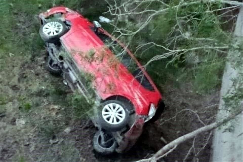 El auto Spark rojo, estaba al fondo de un barranco en la Comunidad Los Guerra.