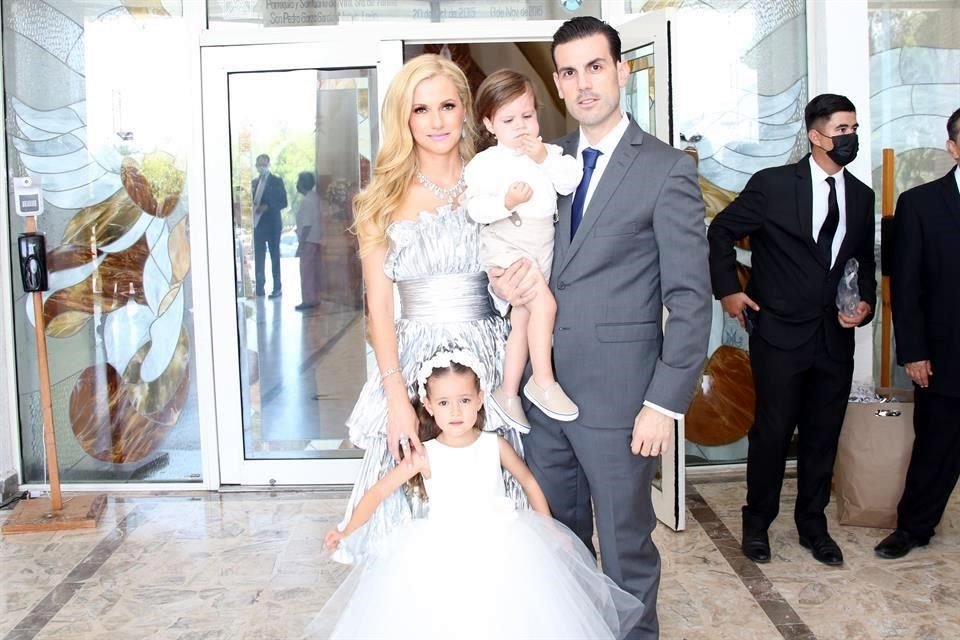 Miriam Meade de Quintanilla y Jerónimo Quintanilla con sus hijos Mateo y Milena