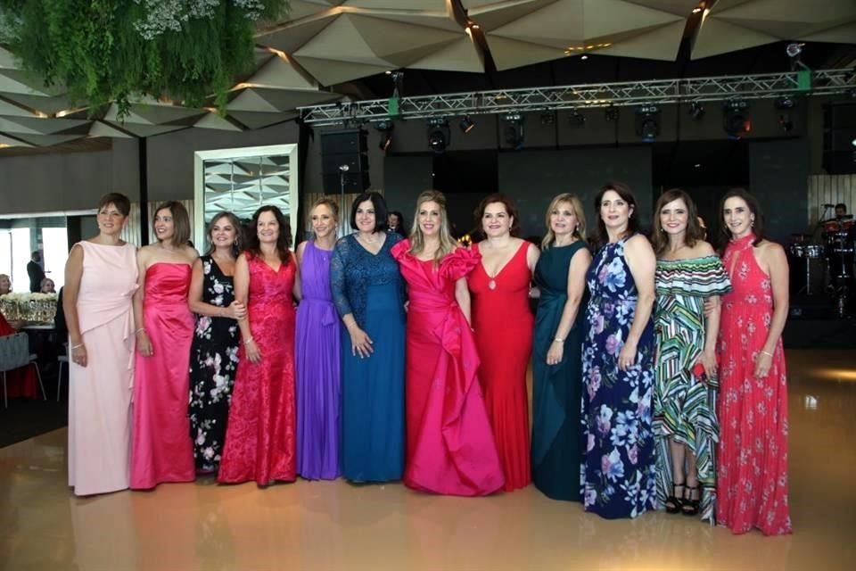 La mamá de la novia con algunas invitadas.