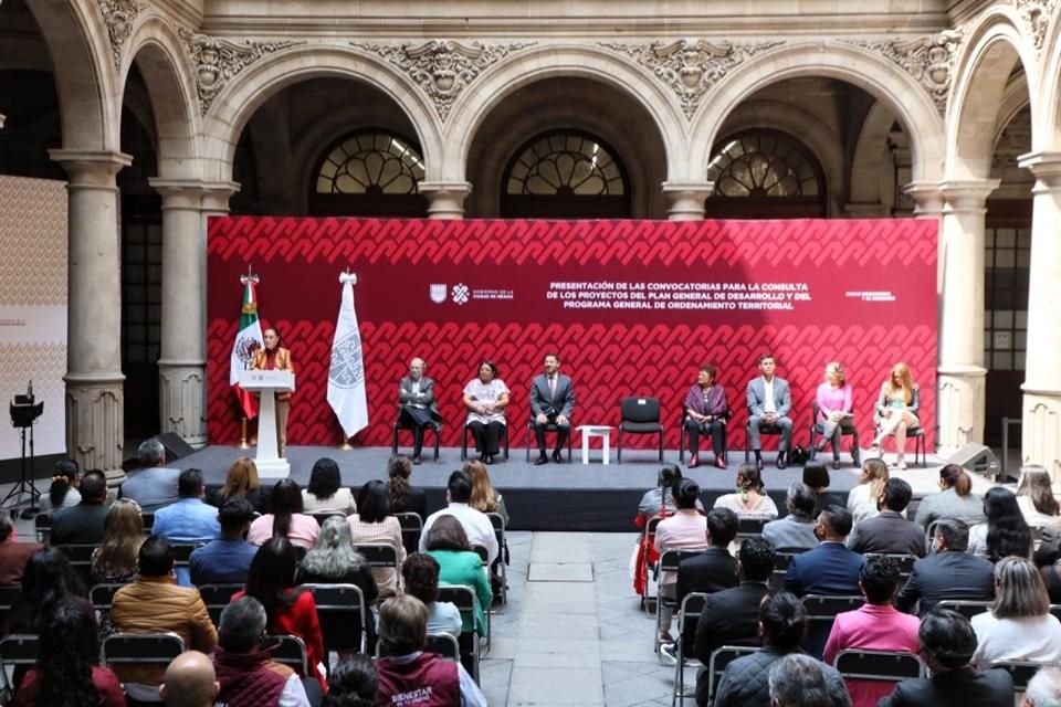 al anunciar que hoy aparecen las convocatorias para iniciar la consulta de las normas destinadas a ordenar el desarrollo, la Jefa de Gobierno, Claudia Sheinbaum, eludió referirse a la petición.