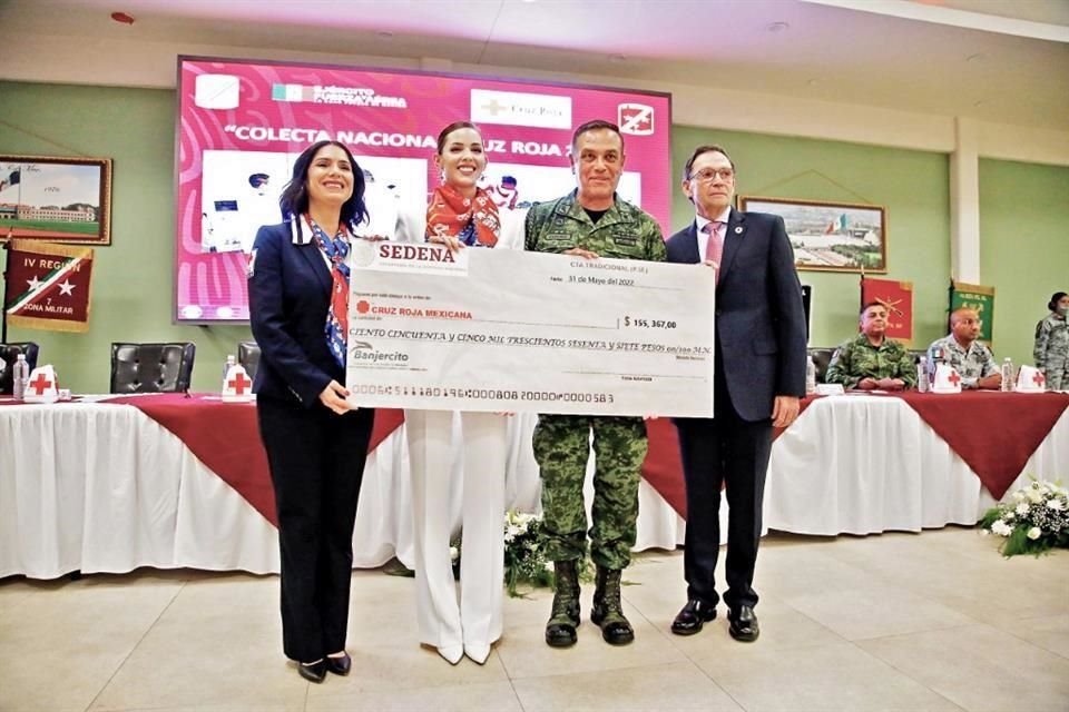 Mónica Díaz, presidenta del Comité de Damas de Cruz Roja (izq.), Mariana Rodríguez, presidenta honoraria, y Carlos Fernández, delegado estatal, con Norberto Cortés, Comandante de la IV Región Militar.