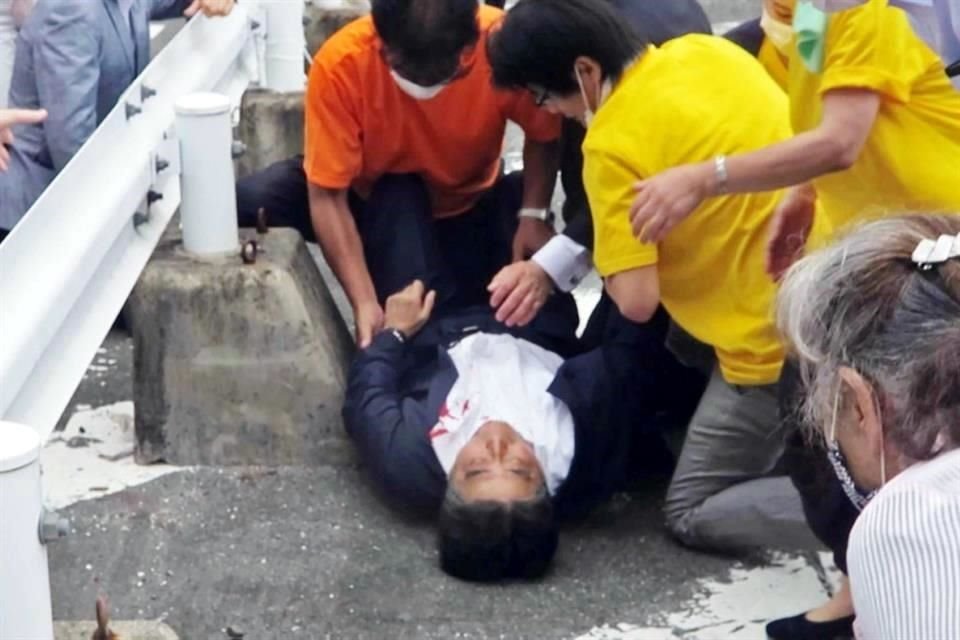 El ex Primer Ministro japonés Shinzo Abe murió este viernes en el hospital tras sufrir un ataque con arma de fuego durante un acto de campaña en Nara.