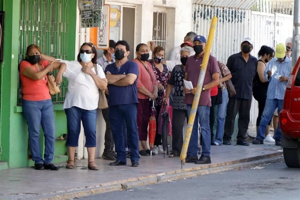Sobre la calle se instalaron dos toldos y sillas, pero por momentos la afluencia sube y es insuficiente.