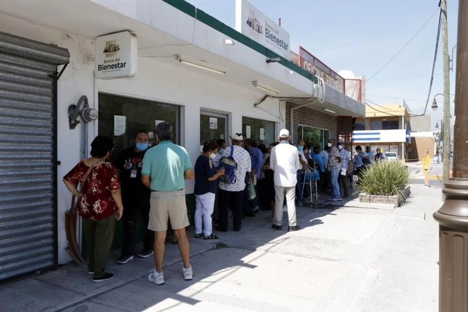 Afuera de la sucursal de Juárez y Morelos, en el Centro de San Nicolas, a las 11:00 horas aún hay personas que llegaron desde las 5:00 horas.