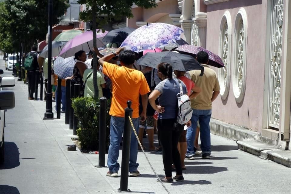 El problema en esta sucursal es que no hay cajeros automáticos y la única caja abierta demora hasta 15 minutos por persona o más.
