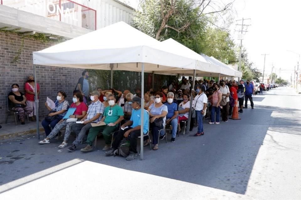 Sobre la calle se instalaron dos toldos y sillas, pero por momentos la afluencia sube y es insuficiente.
