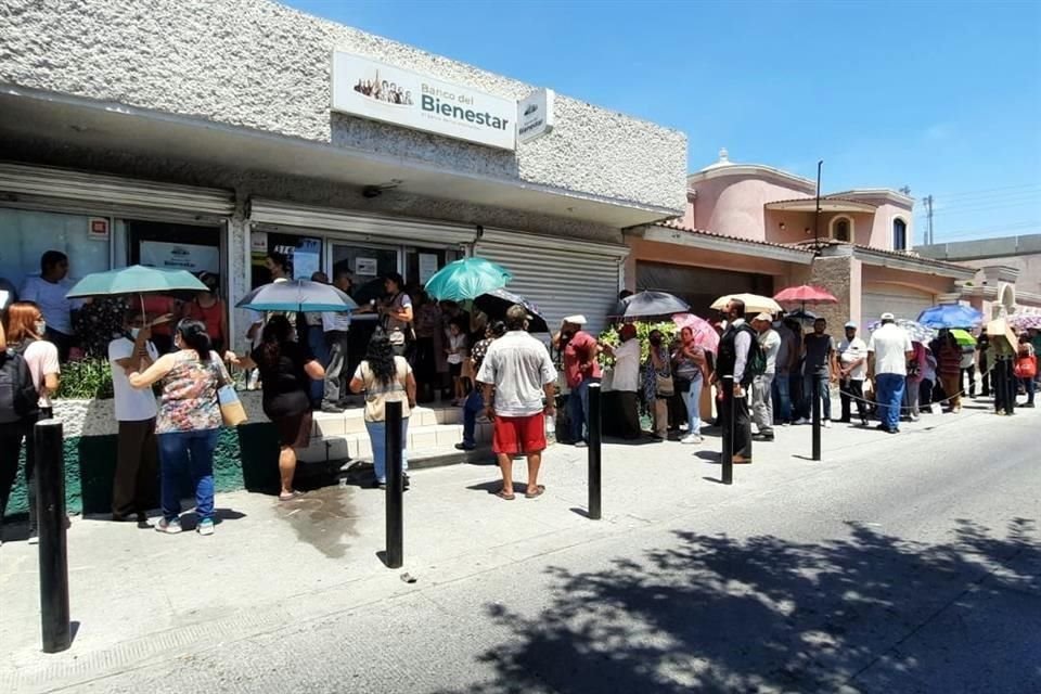 Lo mismo ocurre en la sucursal del banco en el Centro de Guadalupe.