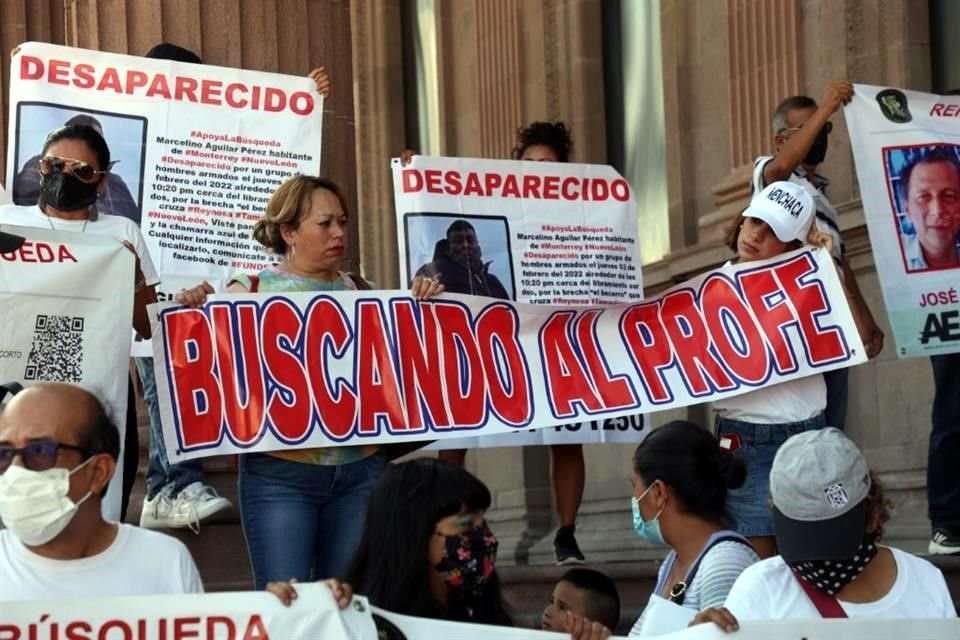 Familiares de los desaparecidos José Menchaca y Marcelino Perez, marchan por el primer cuadro de la ciudad para exigir su localización.