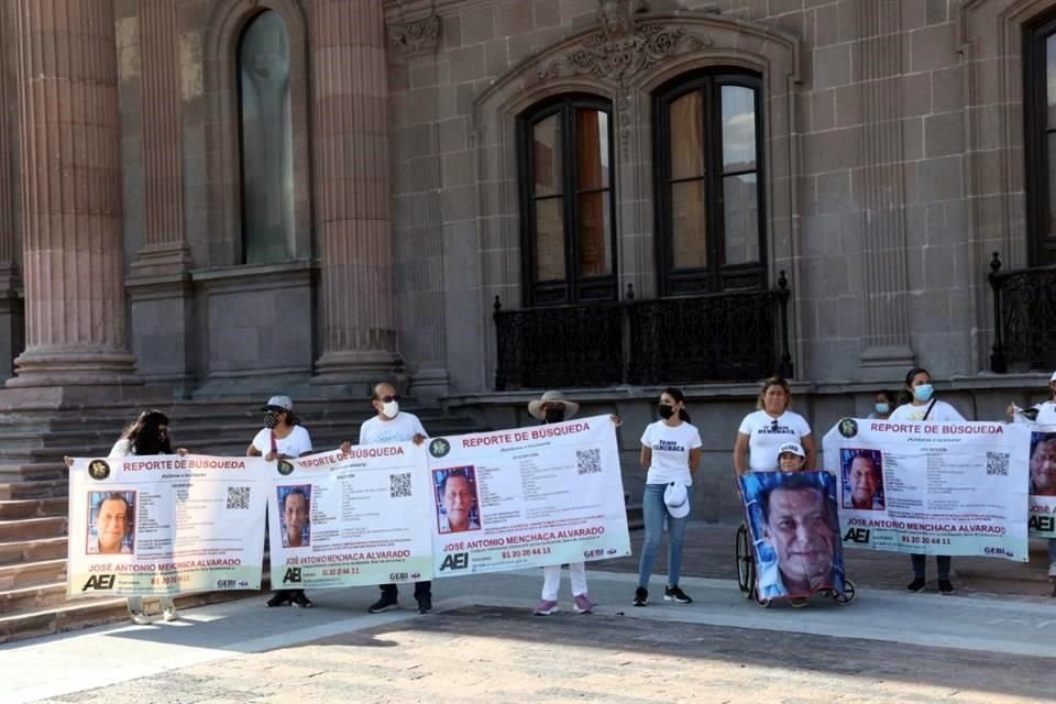 Familiares de los desaparecidos José Menchaca y Marcelino Perez, marchan por el primer cuadro de la ciudad para exigir su localización.