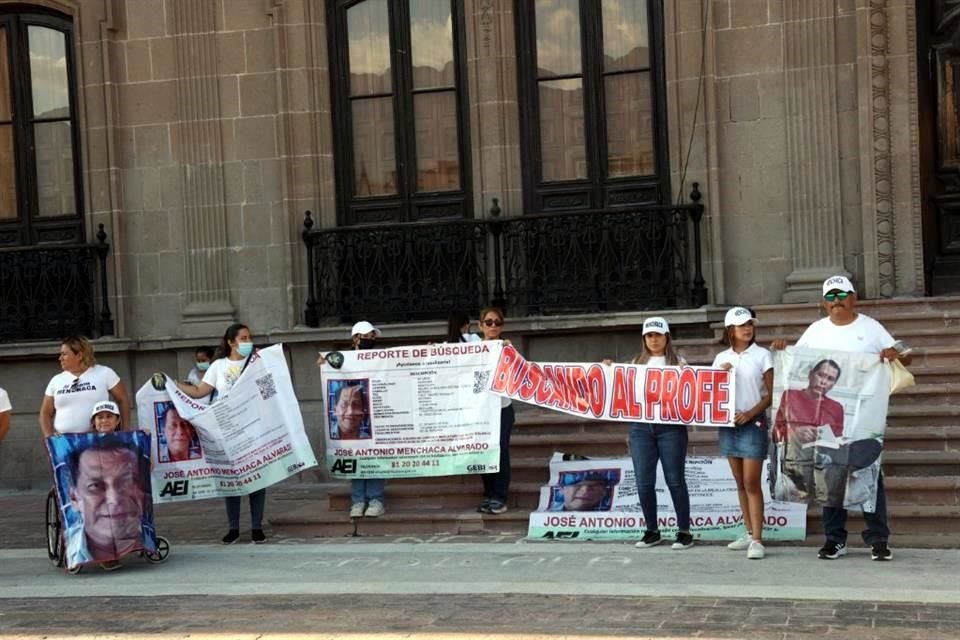 Familiares de los desaparecidos José Menchaca y Marcelino Perez, marchan por el primer cuadro de la ciudad para exigir su localización.