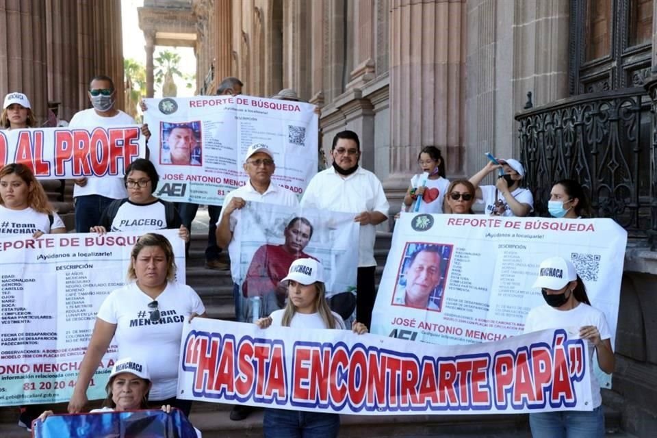 Familiares de los desaparecidos José Menchaca y Marcelino Perez, marchan por el primer cuadro de la ciudad para exigir su localización.