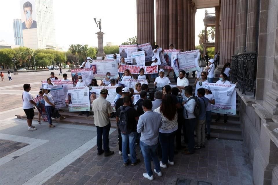 Familiares de los desaparecidos José Menchaca y Marcelino Perez, marchan por el primer cuadro de la ciudad para exigir su localización.