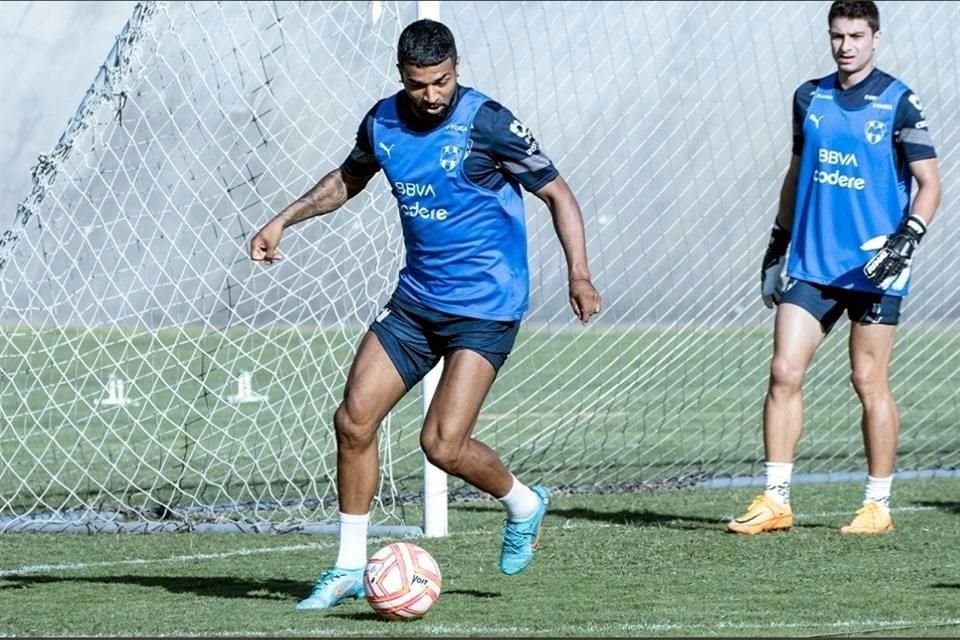 Rodrigo Aguirre repite en la delantera junto a Funes Mori.