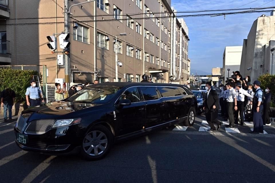 Una comitiva que transportaba el cuerpo del ex Primer Ministro Shinzo Abe llegó este sábado a su casa en Tokio.