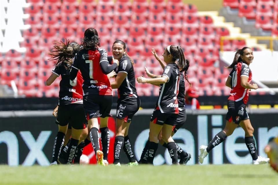 El festejo de las rojinegras tras el gol de Fabiola Ibarra en la primera mitad.