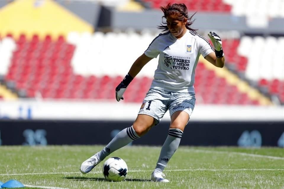 Ceci Santiago, portera de Tigres Femenil, provocó con un error el gol de Fabiola Ibarra.