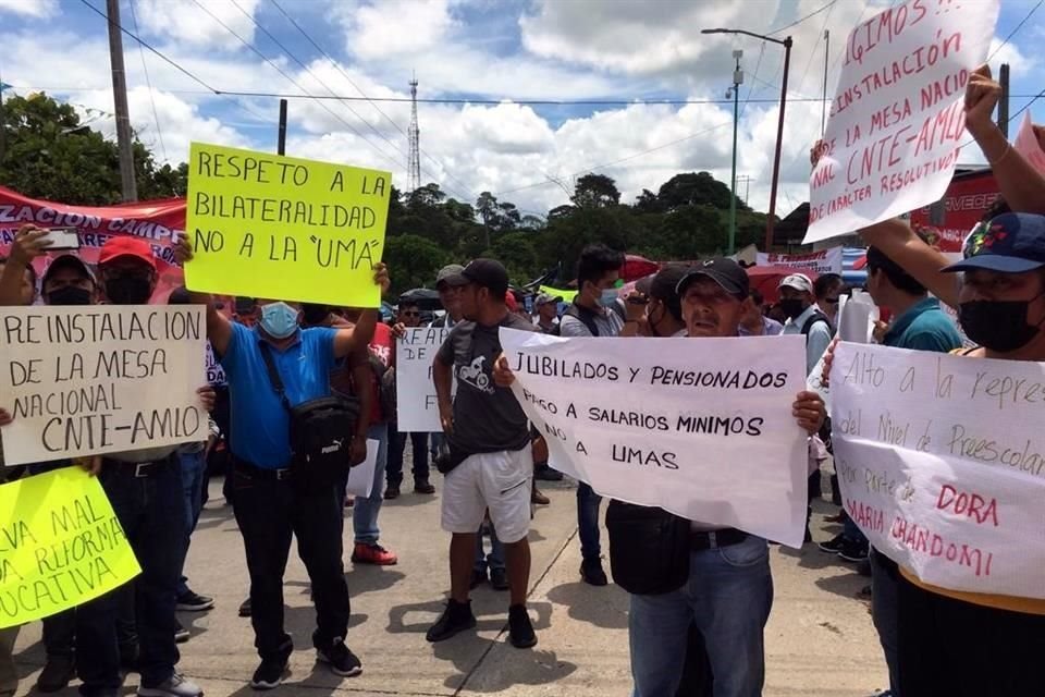 Con varias consignas, trabajadores de la educación esperaron a que el Presidente arribara para bloquear el paso.