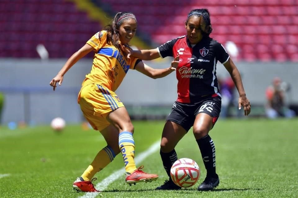 Michel Ruiz, de 18 años, inició como titular en el mediocampo de Tigres Femenil.