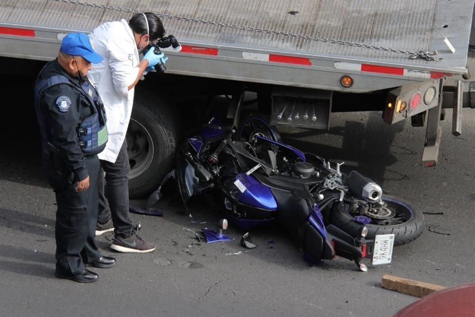 Un motociclista falleció tras estrellarse contra una grúa que estaba detenida sobre Avenida Constituyentes, en la Miguel Hidalgo; una mujer resultó lesionada.