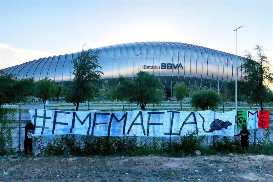 Ésta es la manta que apareció afuera del Estadio BBVA.