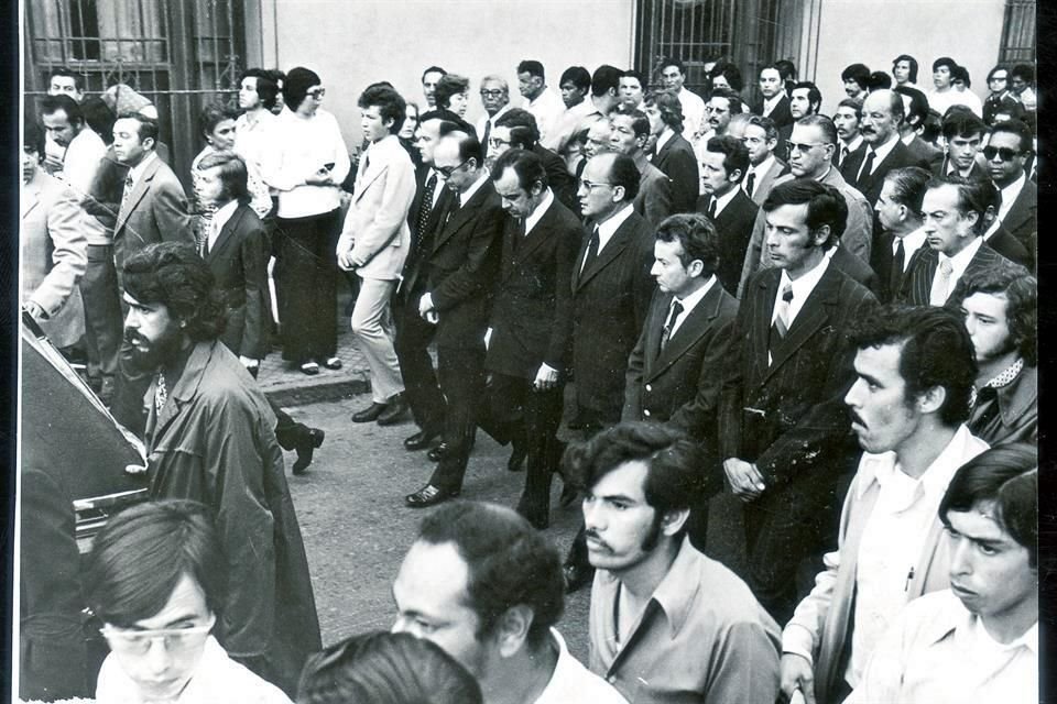 El Presidente Luis Echeverría Álvarez (al centro, con lentes) asistió a los servicios fúnebres del empresario Eugenio Garza Sada, en septiembre de 1973.