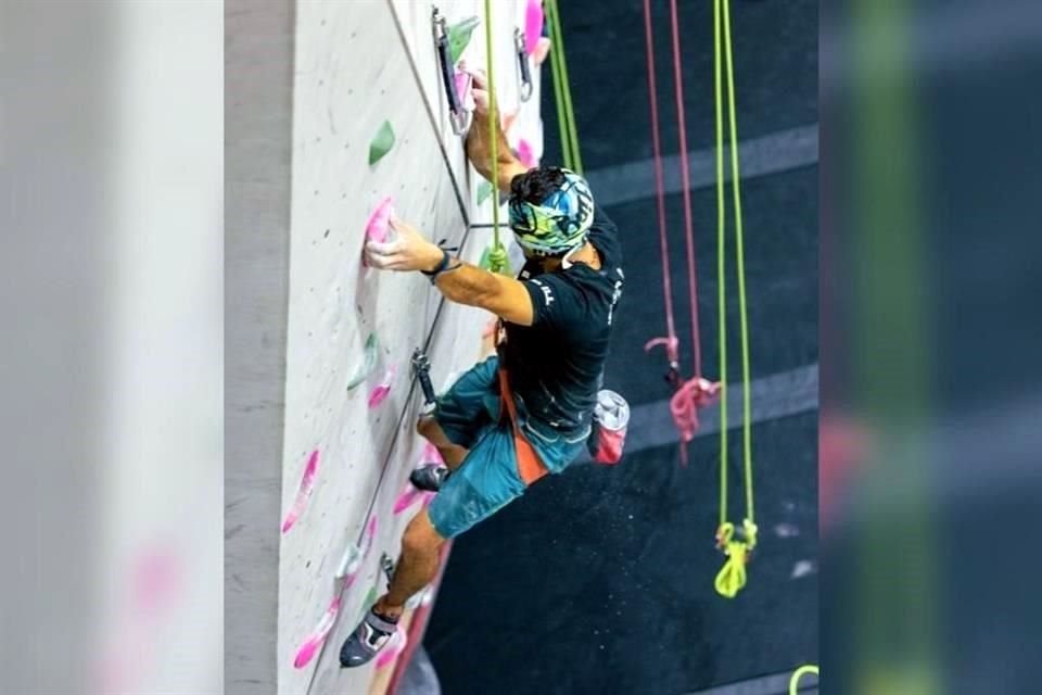 Antonio Carrillo, armador de rutas de Sierra Elevation, escala con ojos vendados.