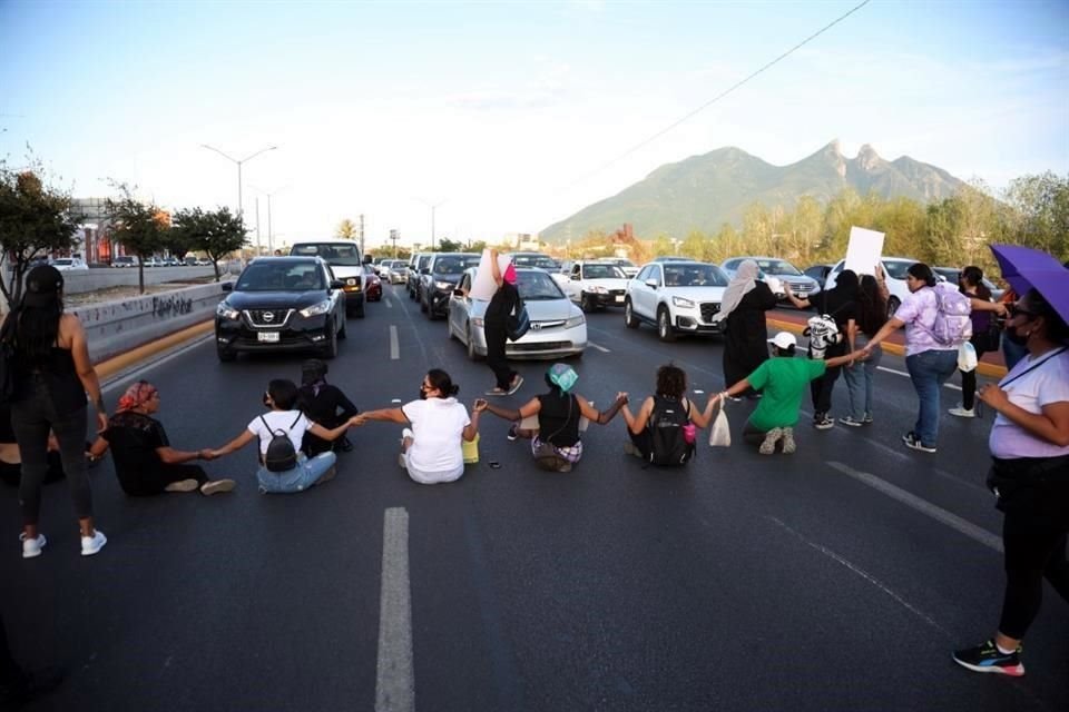 Las integrantes del colectivo bloquearon durante 30 minutos los carriles de la Avenida Constitución, en el Centro de la Ciudad.