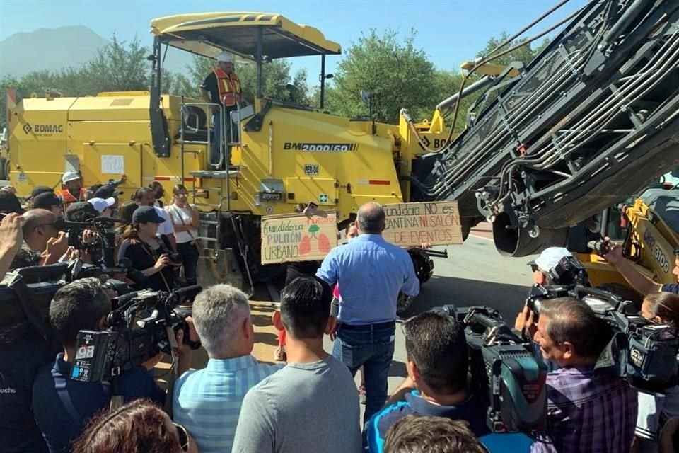 Durante el inicio de los trabajos en la pista en Fundidora, una ciudadana protestó mostrando unas pancartas.