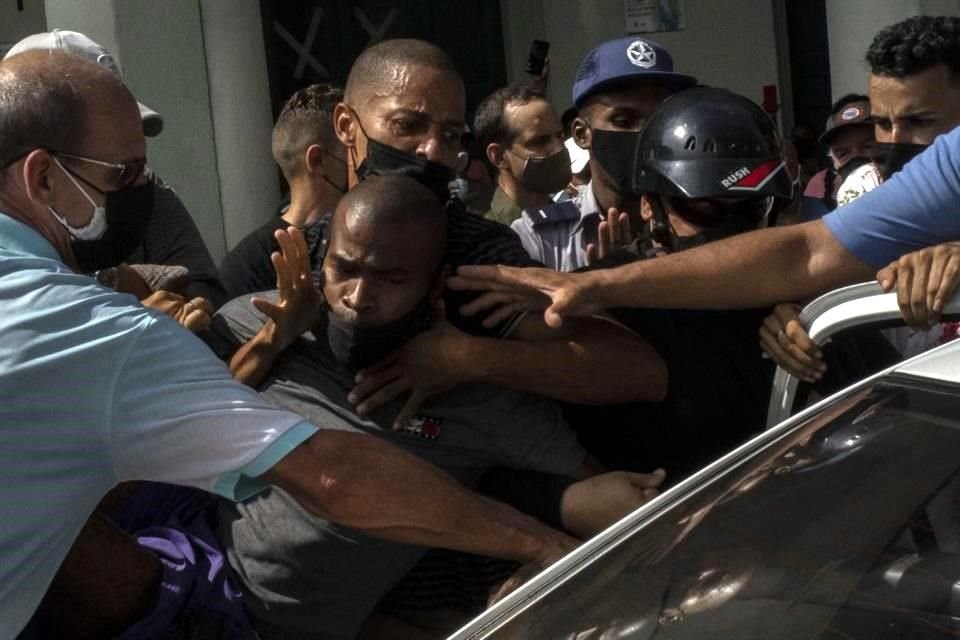 La Policía detiene a un manifestante en La Habana, Cuba, el 11 de Julio de 2021.