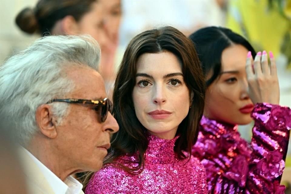 La marca Dior demandó a su rival Valentino para que pague 100 mil dólares por bloquear una de sus boutiques en Roma, durante un desfile realizado hace unos días, al cual asistió Anne Hathaway.