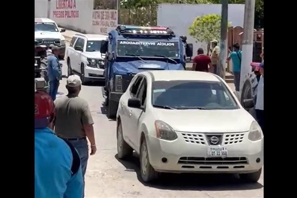 Unidades estatales salieron en convoy de la cabecera municipal, entre ellos dos tanquetas de Seguridad, siete unidades de la Policía Investigadora y una camioneta Suburban.
